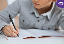 Concordância nominal e verbal: um rapaz escrevendo em um caderno.