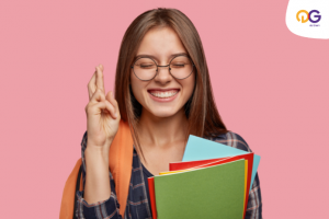 Vestibular Unesp: imagem de um menina com cadernos na mão